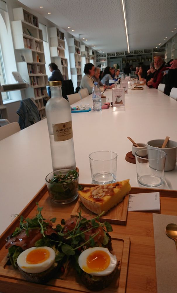 En 1er plan le plateau repas en fond on aperçoit les étagères de livres 