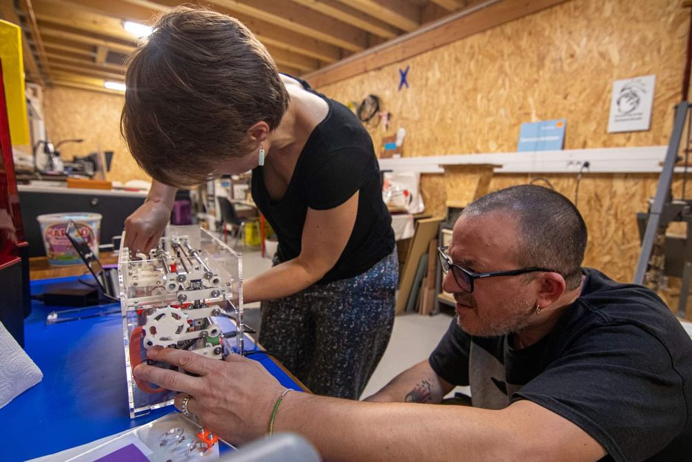 Angèle et Cyrille se penchent sur la Braillerap pour la régler 