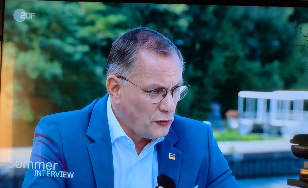 TV, ZDF : Im Bild Chruppala von der gesichert rechtsextremen Partei afd im Sommer Interview ZDF 
Außen: Blauer Anzug, blaues Hemd.
Inwendig Nazi