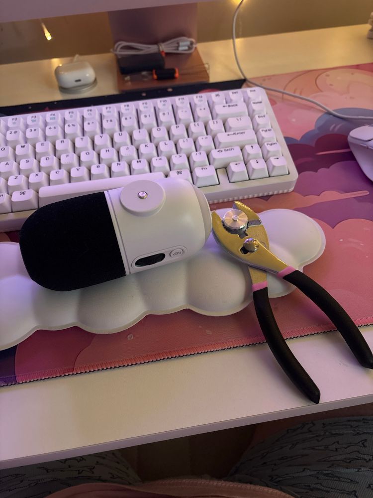 The image shows a Logitech Yeti GX with a microphone adapter lodged in the screw to mount the microphone. 