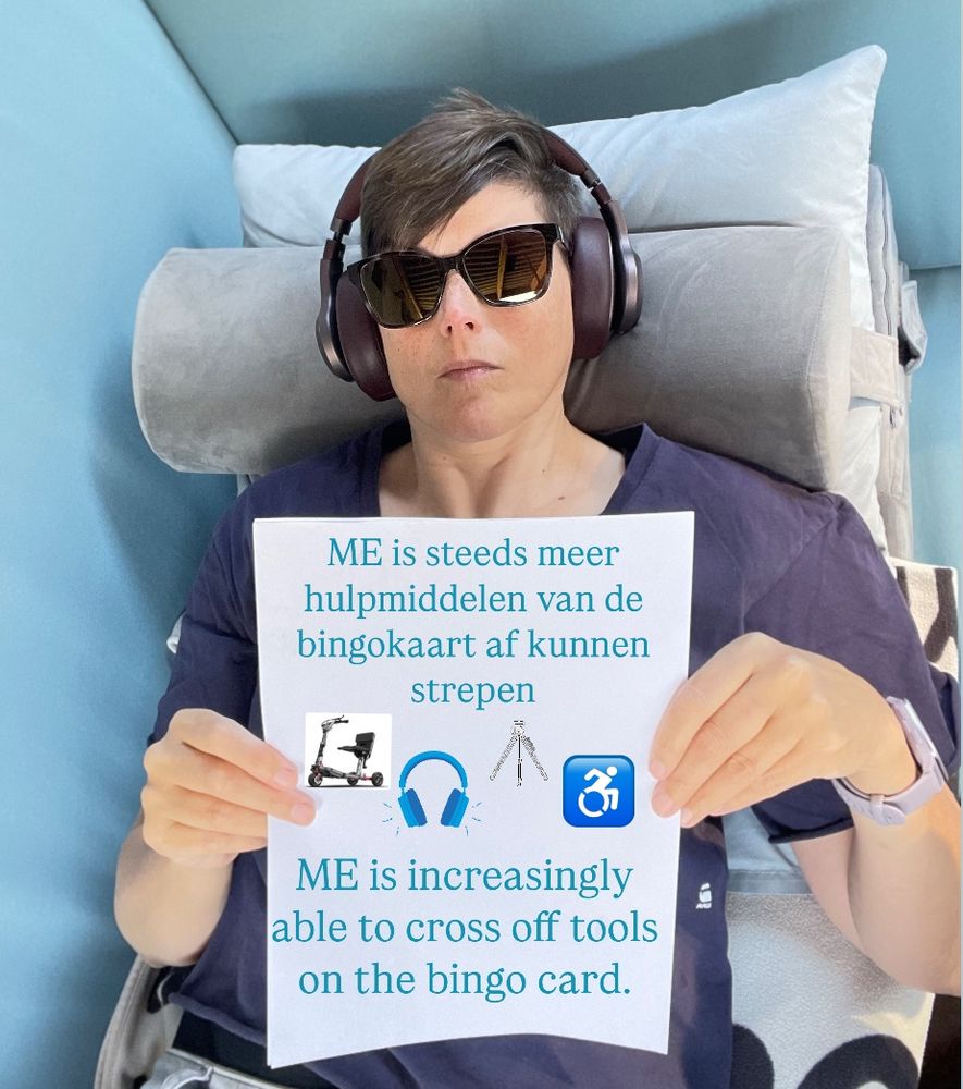 Dezelfde foto met op het papier:
ME is steeds meer hulpmiddelen van de bingokaart af kunnen strepen met daaronder een afbeelding van een scootmobiel, koptelefoon, statief en rolstoel 