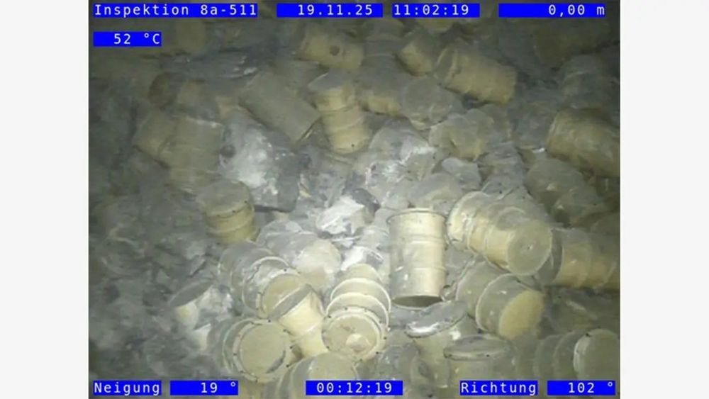 Bild aus den Videoaufnahmen des Atommülllagers Asse. Es seigt Hunderte Atommüllfässer, die kreuz und quer übereinander liegen. Teils verbeult mit ner Menge Schutt und Geröll dazwischen.