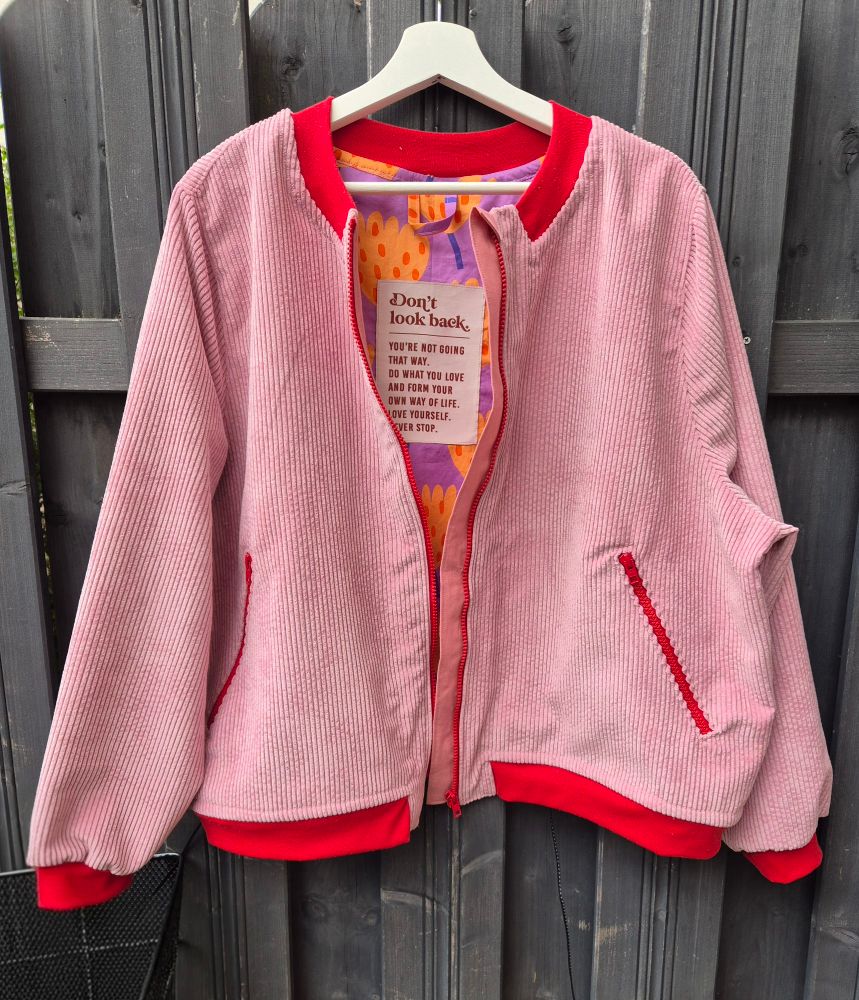 Blouson in rosa Cord mit roten Bündchen und Reißverschlüssen