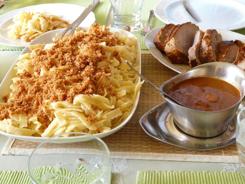 Sunday roast, roast pork, spaetzle and sauce. 
Sonntagsbraten, Schweinebraten, Spätzle und Soße. 
Photo credit[s] Hans / Pixabay 
https://pixabay.com/de/users/hans-2/
https://pixabay.com/de/photos/sonntagsbraten-schweinebraten-54324/