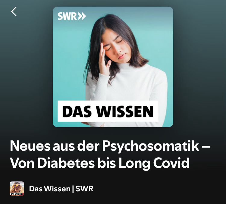 Titelbild des SWR-Podcasts „Das Wissen“. Eine Person vor türkisem Hintergrund hält sich den Kopf. 
