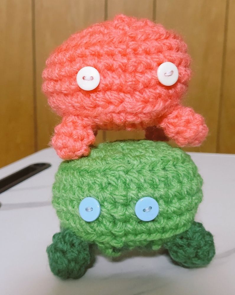 カニのあみぐるみ二匹、縦に積んでいます