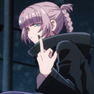 Personagem Nanakusa de Call of the Night. Ela tem cabelo lilás, liso, tem franja e duas tranças presas atrás da cabeça, olhos azuis claro, unhas pintadas de preto e um casaco de gola alta preto. Ela está olhando emburrada enquanto aponta o dedo do meio.