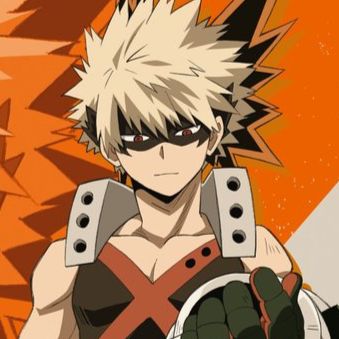 Personagem Bakugou de Boku no Hero Academia. Ele tem cabelo loiro espetado, olhos vermelhos, usa máscara preta, uma roupa colada sem mangas vermelha e preta com uns acessórios cinzas em cima de seus ombros. Ele observa sua mão esquerda.