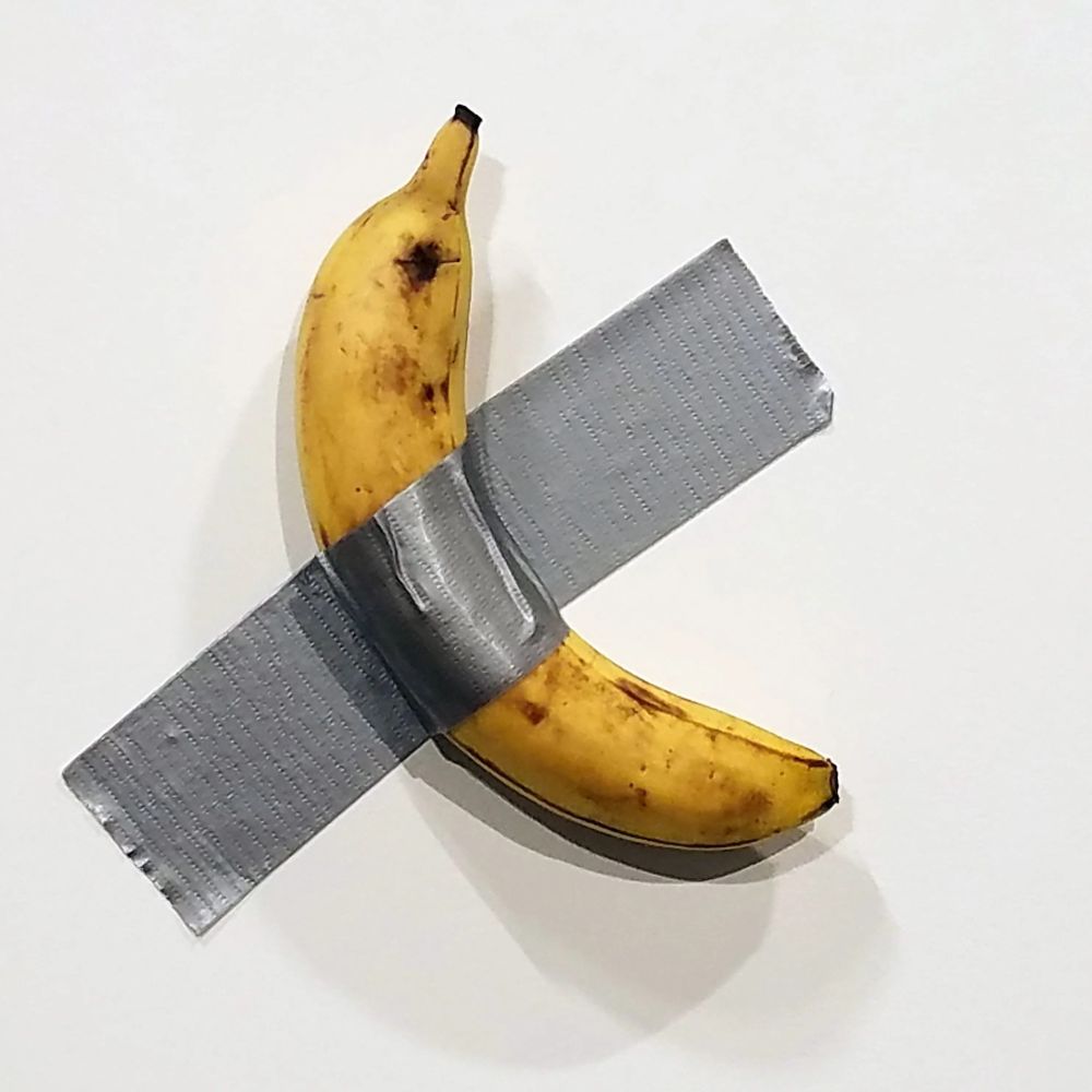 Eine mit Duct-Tape auf einer weißen Wand befestigte Banane, die bei einer kürzlich stattgefundenen Kunstauktion Höchstpreise erzielte.
