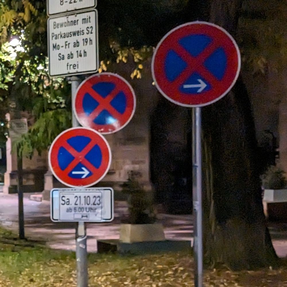 Drei Verkehrszeichen "Absolutes Haltverbot" direkt nebeneinander aufgestellt.