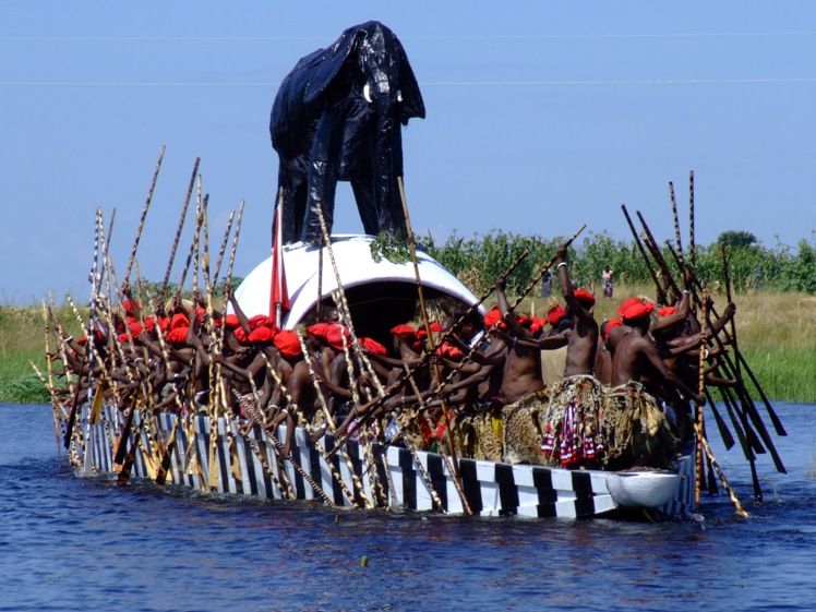 An image of the Kuomboka ceremony. By Samuraijack, CC BY-SA 3.0, https://commons.wikimedia.org/w/index.php?curid=819689