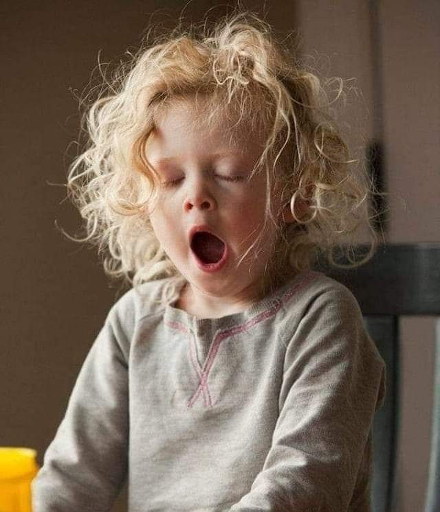 photo d'un enfant qui baille 