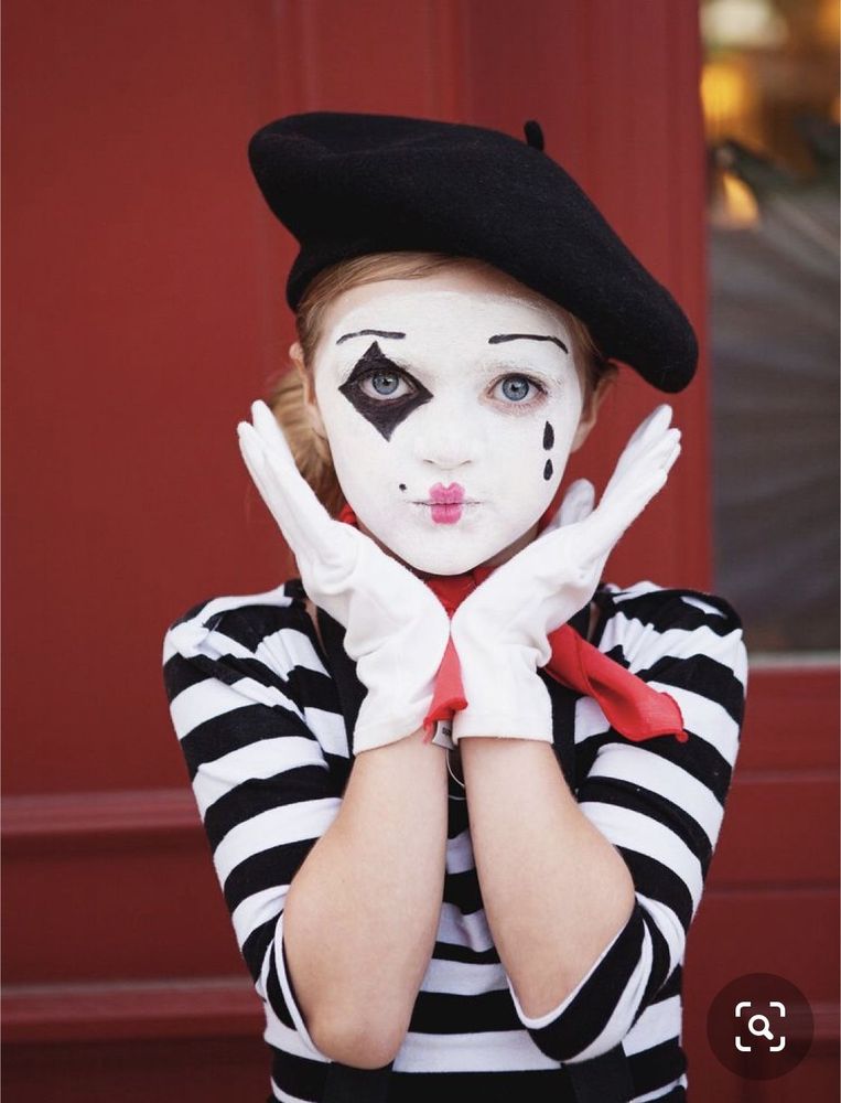 Une petite fille déguisée en mime 