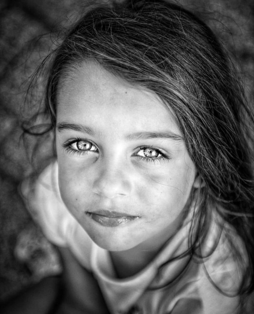 photo noir et blanc d'une enfant au regard triste