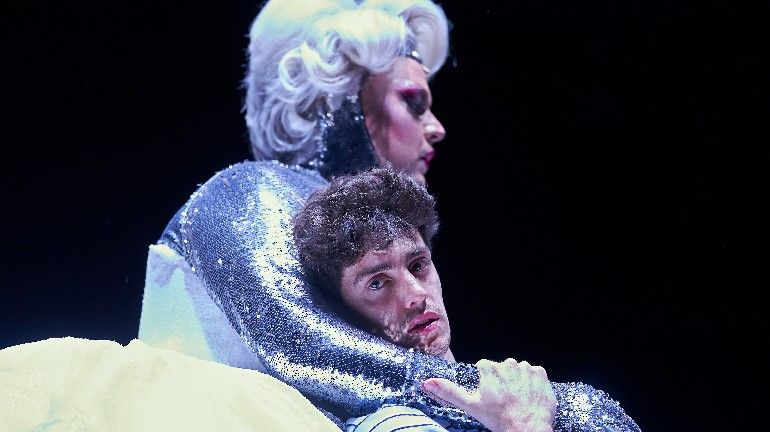 Imatge de l'obra 'Massa brillant', al Teatre Nacional de Catalunya.