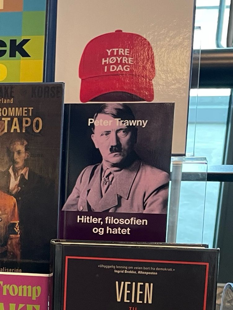 Bok med bilde av Adolf Hitler plassert foran og nedenfor en bok om ytre høyre med bilde av en rød (maga) caps hvor det står «ytre høyre i dag»