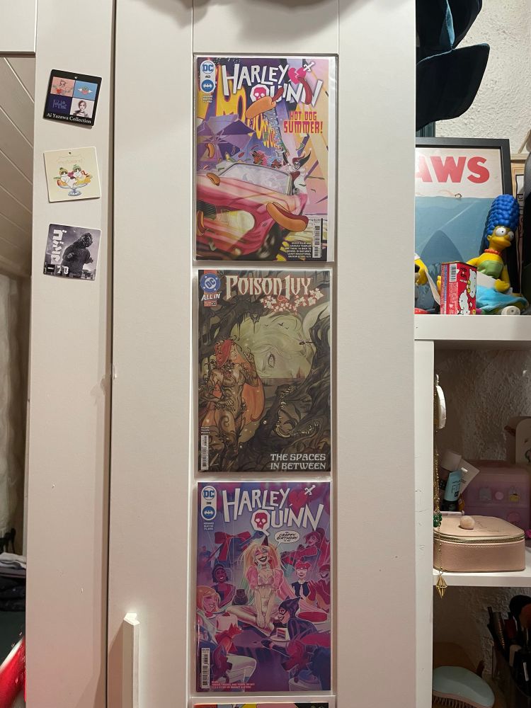 Porte d’une armoire avec des BDs Harley Quinn et Poison Ivy collées en décoration 