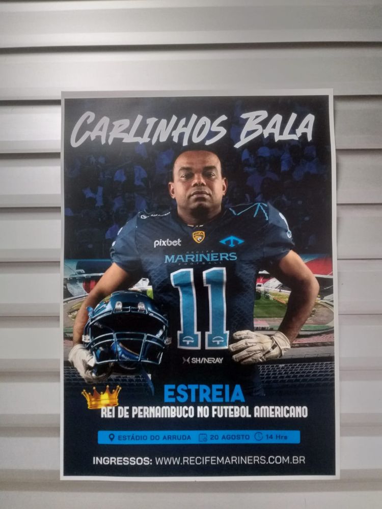 banner do time de futebol americano recife mariners que mostra o ex-jogador carlinhos bala vestido com o uniforme do clube, segurando um capacete da modalidade e o cartaz contém informações sobre a estreia do time no campeonato brasileiro