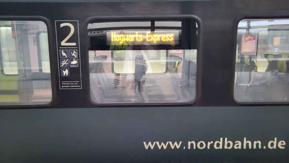 Regionalbahn von Nordbahn auf dem Bahnsteig in Hamburg Altona. Sie fährt laut Anzeige "Hogwarts-Express" nach
... Hogwarts..