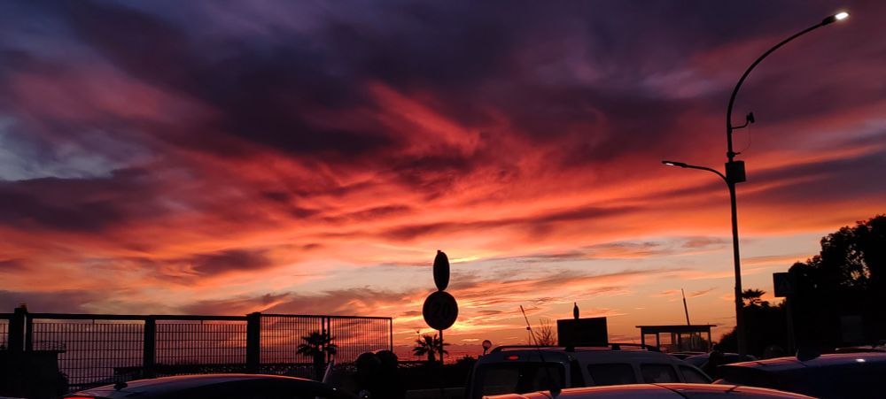 this one's giving 哭いた閃光が目に刺さる   お別れの鐘が鳴る   神が成した歴史の   結ぶ答えは砂の味がする