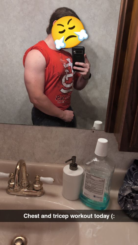 Élise flexing her giant ass arm and her pecs in the mirror with a caption of "Chest and tricep workout today (:"