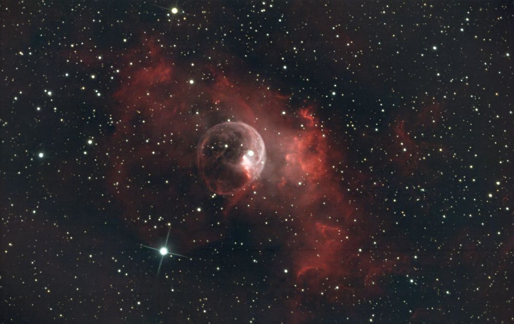 Teleskopaufnahme des Bubblenebels NGC 7635 in kräftigen Rottönen
