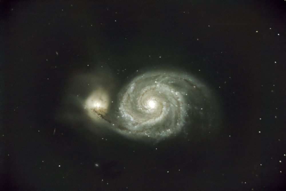 Teleskop-Aufnahme der Whirlpool-Galaxie Messier 51 mit Gezeitenschweifen