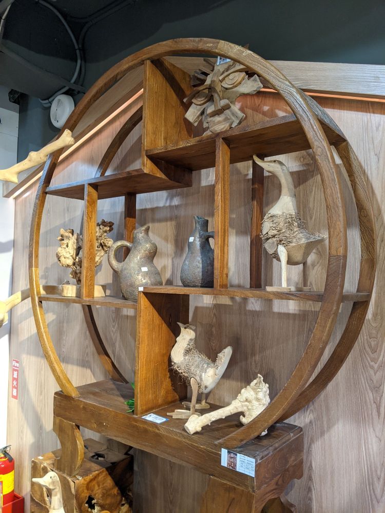旁邊還有更大的，數件木雕皆已售出