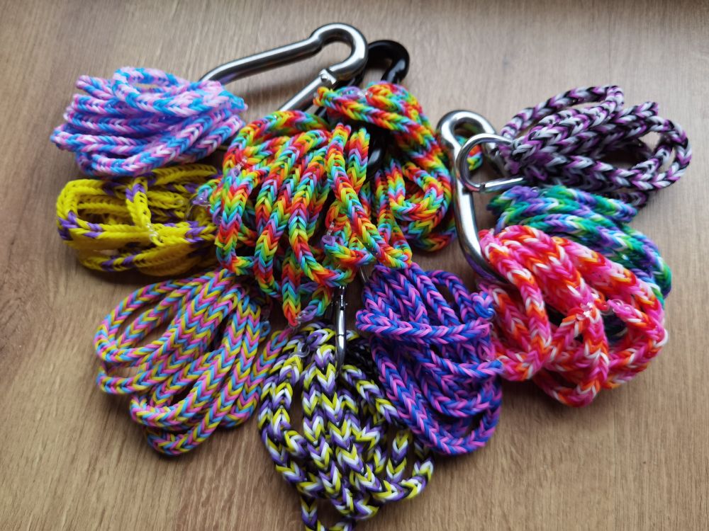 Foto von Loom Armbändern in verschiedenen Pride Flaggen