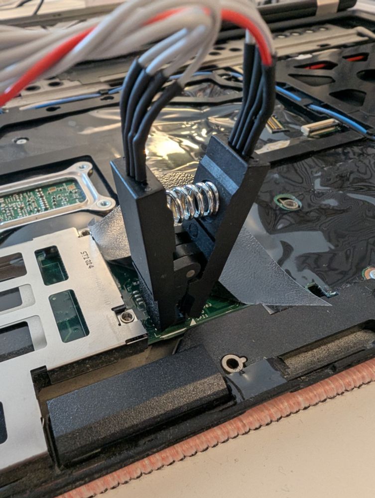 An 8-pin SOIC clip directly attached to the Thinkpad X220 BIOS chip. It allows reading out the firmware with a Raspberry Pi.