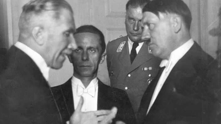 Zeigt Franz von Papen mit Hitler, Göring und Goebbels.