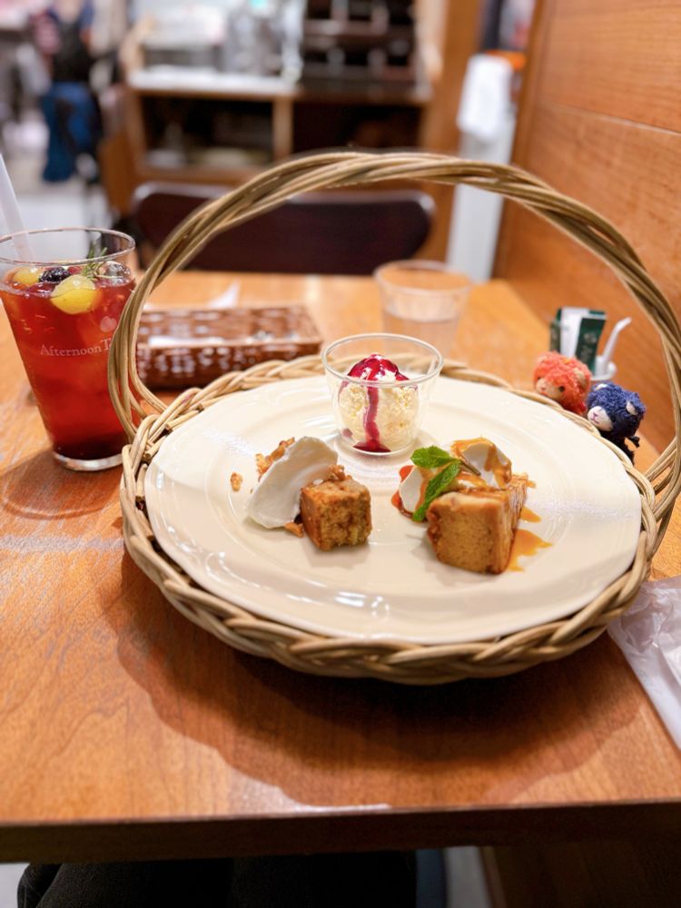 「どれからたべようか、まようなぁ😽」
「わたしはやはり、フルーツエイドティーからあじわいましょう🐱」