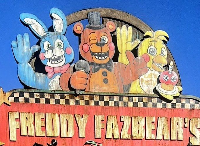 Freddy Fazbears Pizza logo om the set of FNAF movie 🧚🏻‍♀️✨️