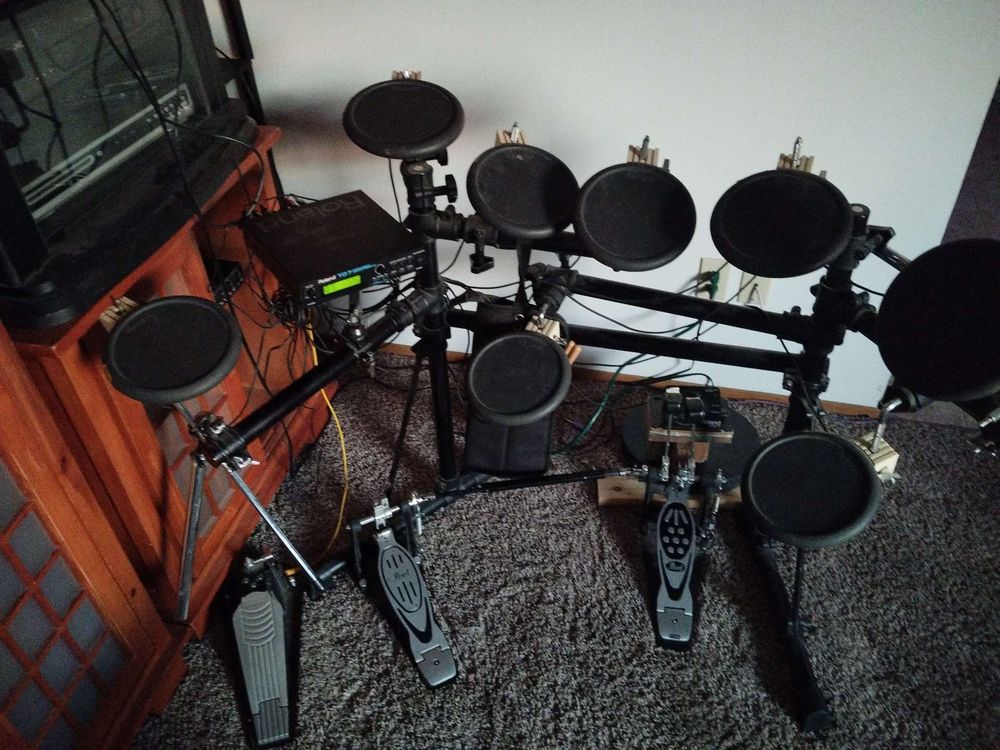 Roland TD-7 percussion sound module and accompanying electronic drum kit
