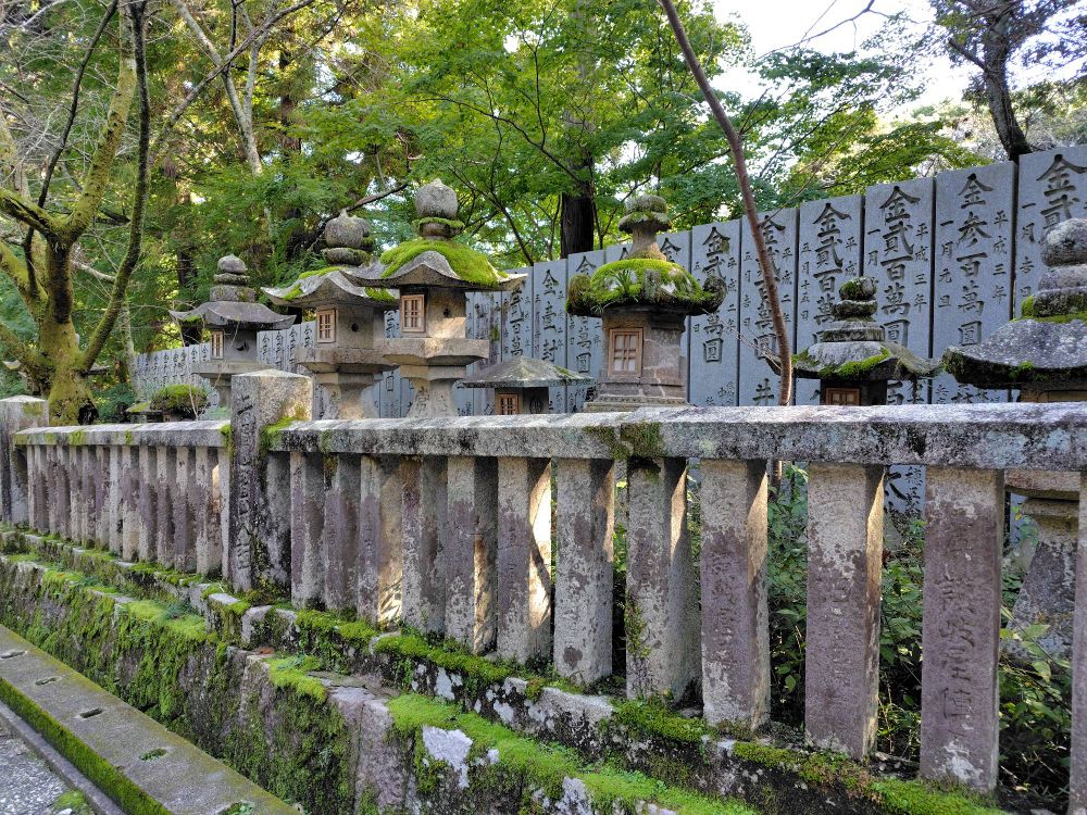 金毘羅さんの参道に並ぶ灯籠の数々。苔むしている。