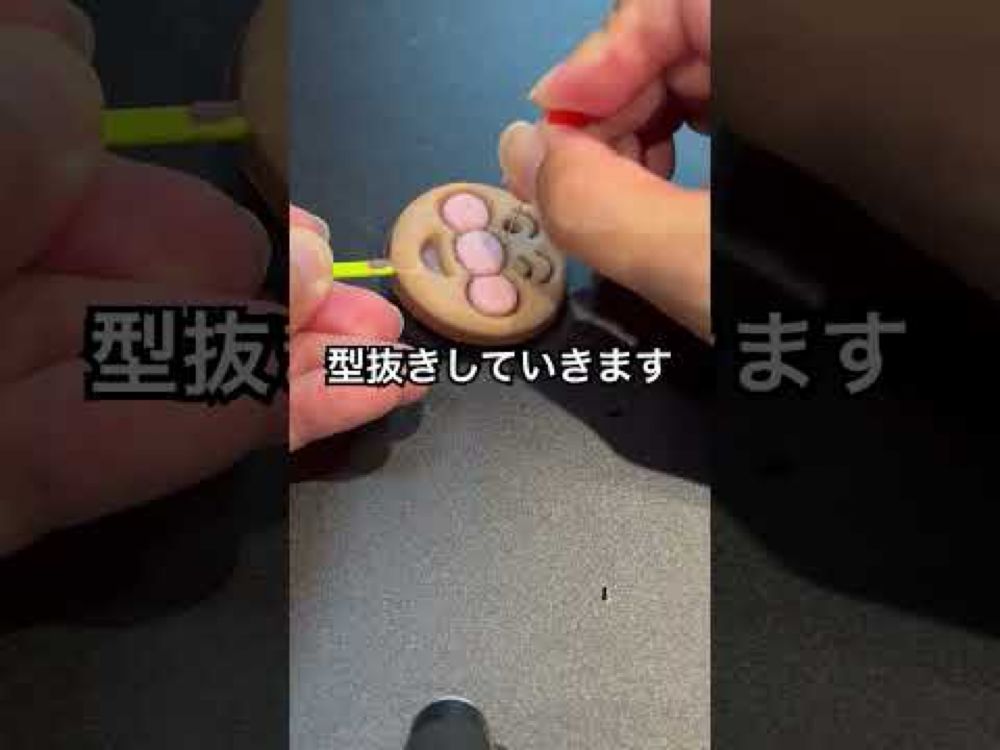 アンパンマンチョコの鼻を型抜きして、トッポを刺せばピノキオになる説 #shorts #おもしろ動画 #funnyvideo #おしゃべりひろゆきメーカー #やってみた