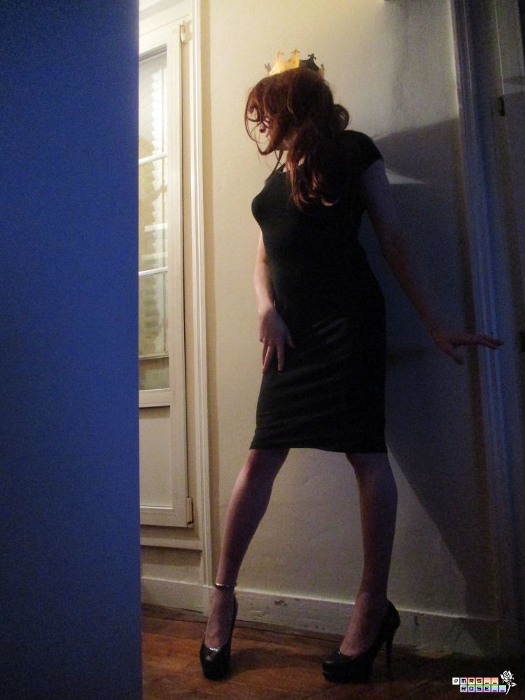 queen in a dress
