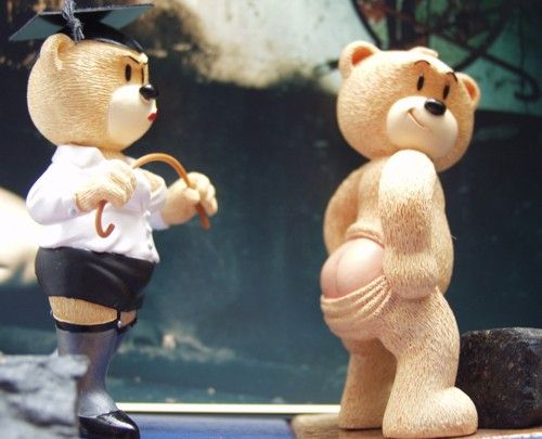 Zwei Figuren aus der BTB Serie in einer "Erziehungssituation"