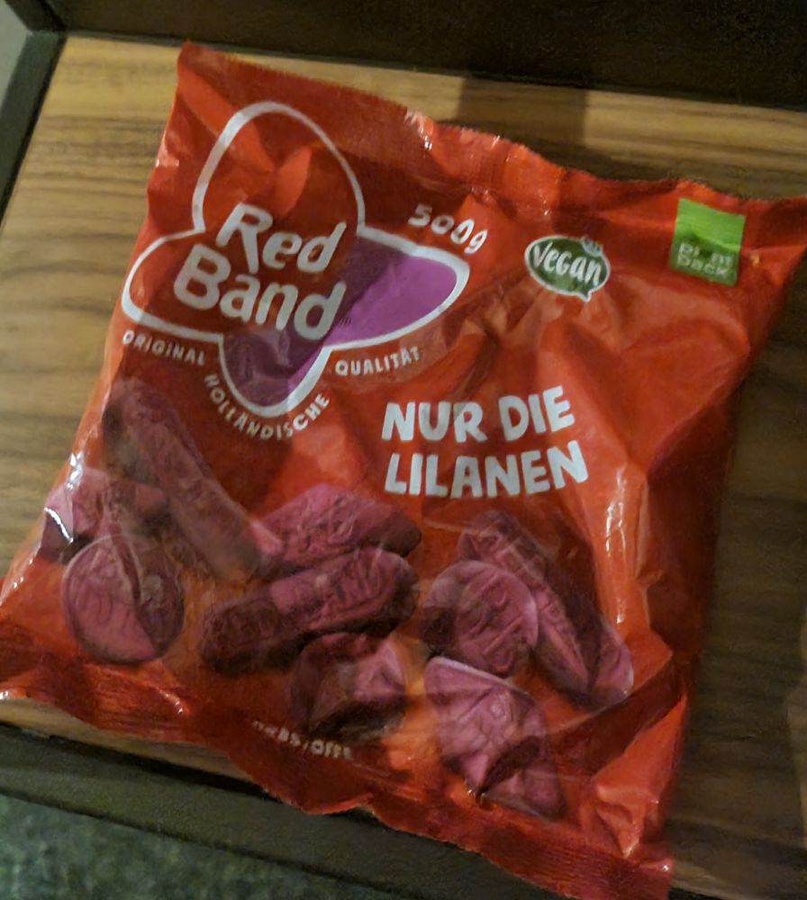 Eine Tüte vegane Red Band Gummibärchen mit dem dem Namen "Nur die Lilanen". Die Tüte selbst ist rot und darauf abgebildet eben nur die lila Gummibärchen, die sonst in einer gemischten Tüte eh die Besten sind.
