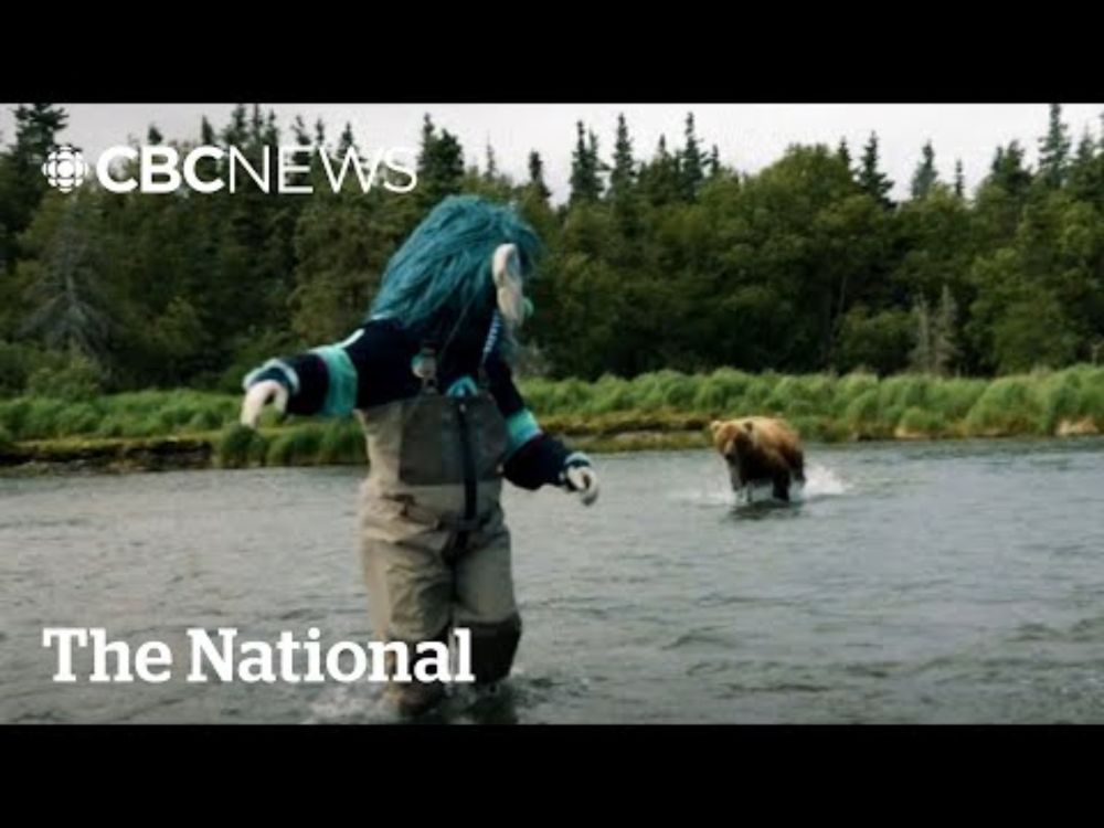 #TheMoment a grizzly bear charged at the Seattle Kraken's mascot
