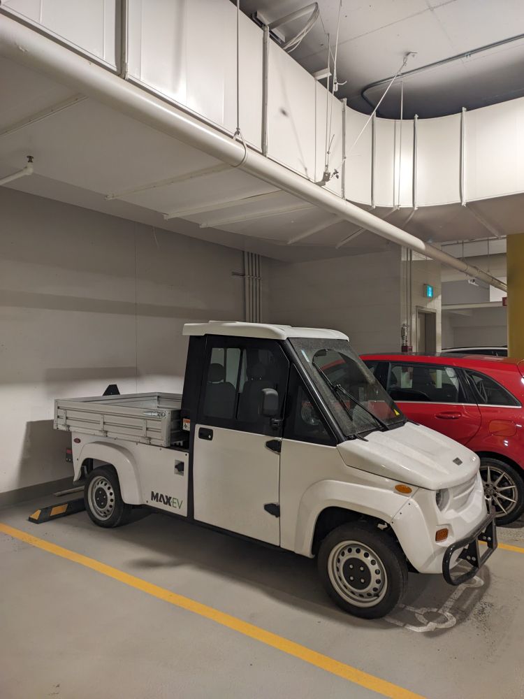 A photo of the same electric truck, taken from the side 