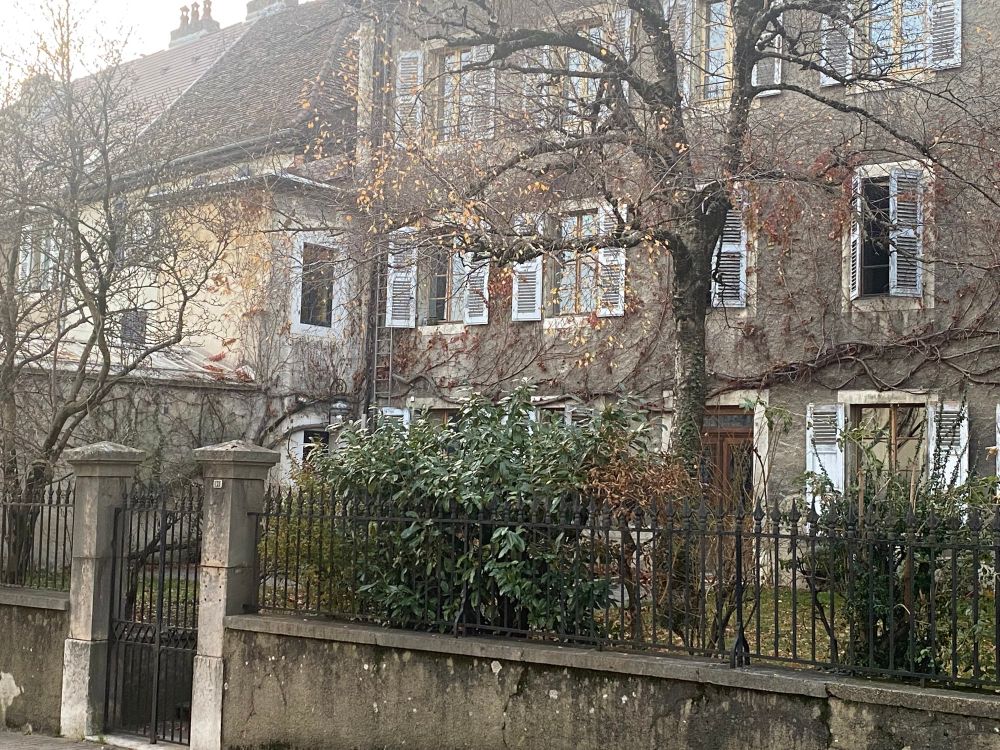 Vieille maison villageoise en France voisine. 