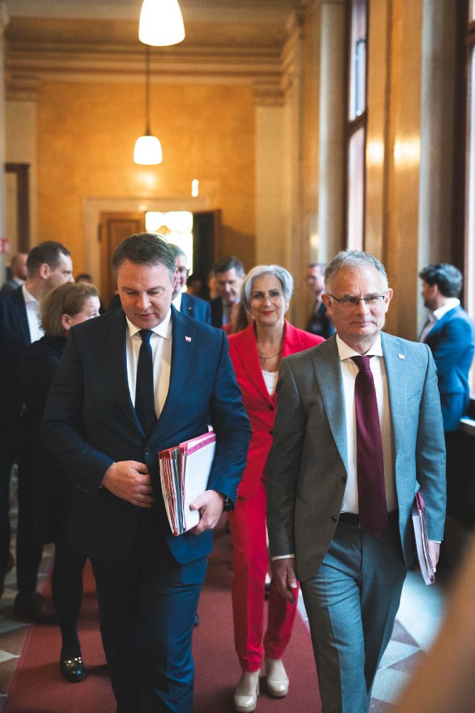 Justizministerin Anna Sporrer gemeinsam mit Vizekanzler Andreas Babler und Finanzminister Markus Marterbauer am Rande des NR Plenums am 13.05.2025. Copyright: BMWKMS / Fuhrer / Schlögl 