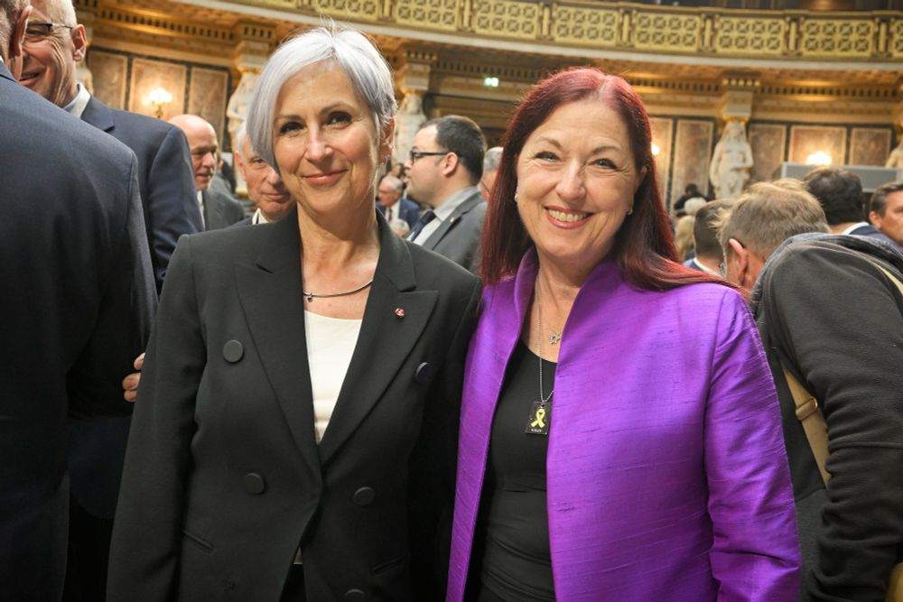 Justizministerin Anna Sporrer mit Hannah Lessing, Vorständin des Nationalfonds der Republik Österreich für Opfer des Nationalsozialismus, bei der Gedenkveranstaltung gegen Gewalt und Rassismus im Gedenken an die Opfer des Nationalsozialismus des Österreichischen Parlaments am 05. Mai 2025. Copyright: Parlamentsdirektion / Johannes Zinner