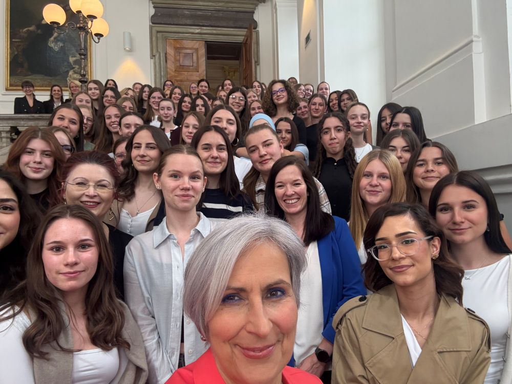 Justizministerin Anna Sporrer mit einer Gruppe von jungen Mädchen am Girls Day 2025 im Justizministerium. Copyright: BMJ