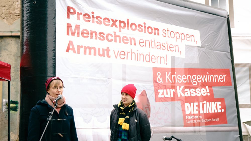 Eric Stehr und Eva von Angern vor einem aufblasbaren Banner