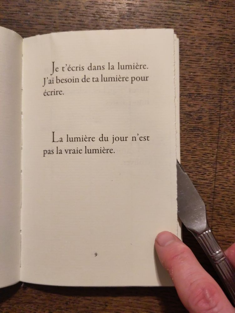Incipit de l'in-quarto de Christian Bobin, « Le Christ aux coquelicots » (publié par les éditions Lettres
 Vives) : couper un livre avec un couteau à dents.