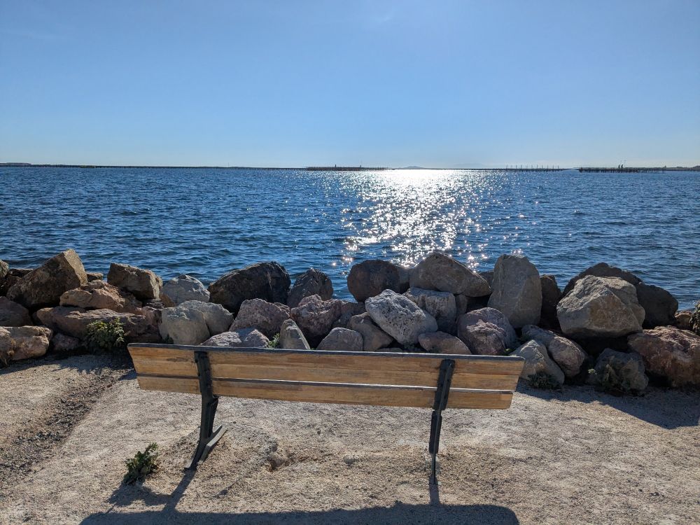 Banc face à l'étang de Thau à Bouzigues.