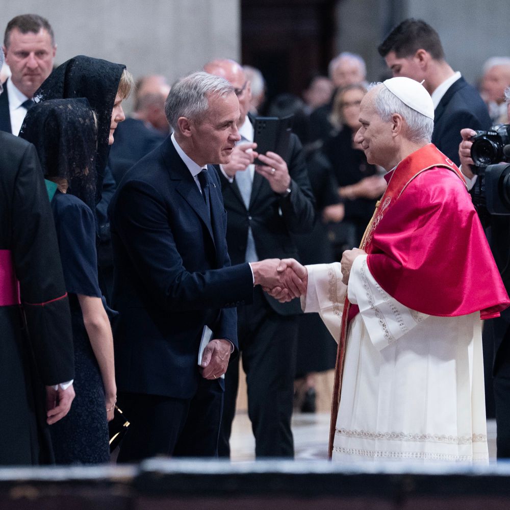 Le premier ministre Mark Carney serre la main de Sa Sainteté le pape Léon XIV lors d’une rencontre après la messe d’inauguration du pontificat au Vatican.