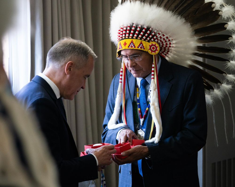 Le premier ministre Mark Carney parle avec un dirigeant autochtone lors du G7 à Kananaskis, en Alberta.